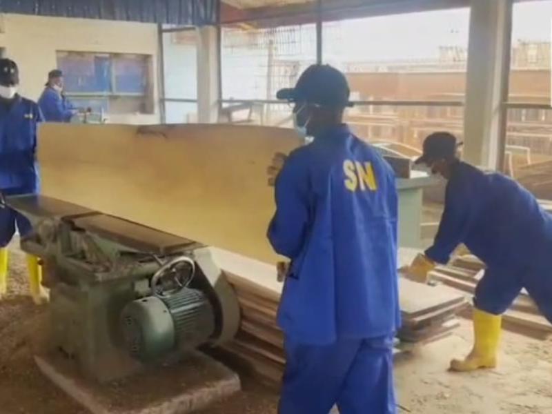Des ex-kuluna, en pleine fabrication des bancs dans un atelier situé dans la commune de Nsele, à Kinshasa.