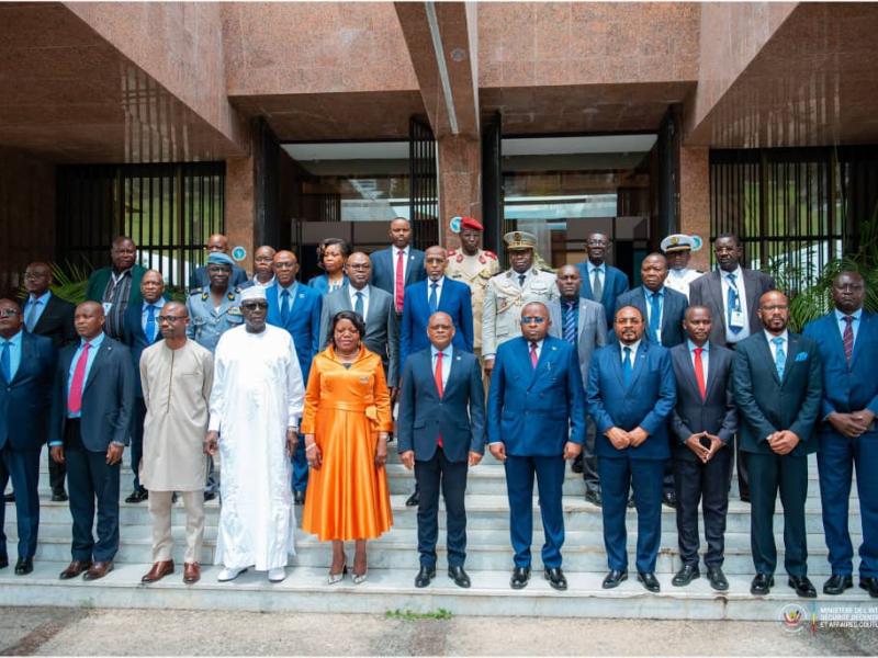 Photo de famille après une réunion ministérielle du COPAX présidée par le VPM Jacquemain Shabani à Libreville (Gabon)