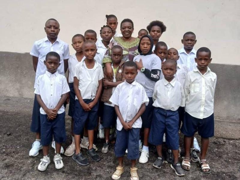 Madame Liberata Buratwa entourée par certains enfants orphelins des militaires à l’EPAIGO
