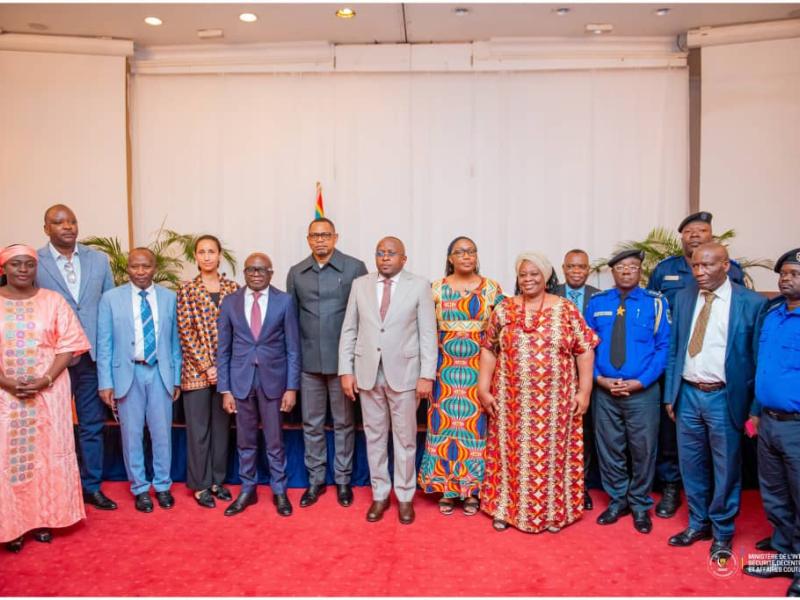Le VPM Shabani au milieu, avec les députés et sénateurs membres des commissions défense et sécurité de deux chambres du parlement ainsi que quelques autorités de la PNC