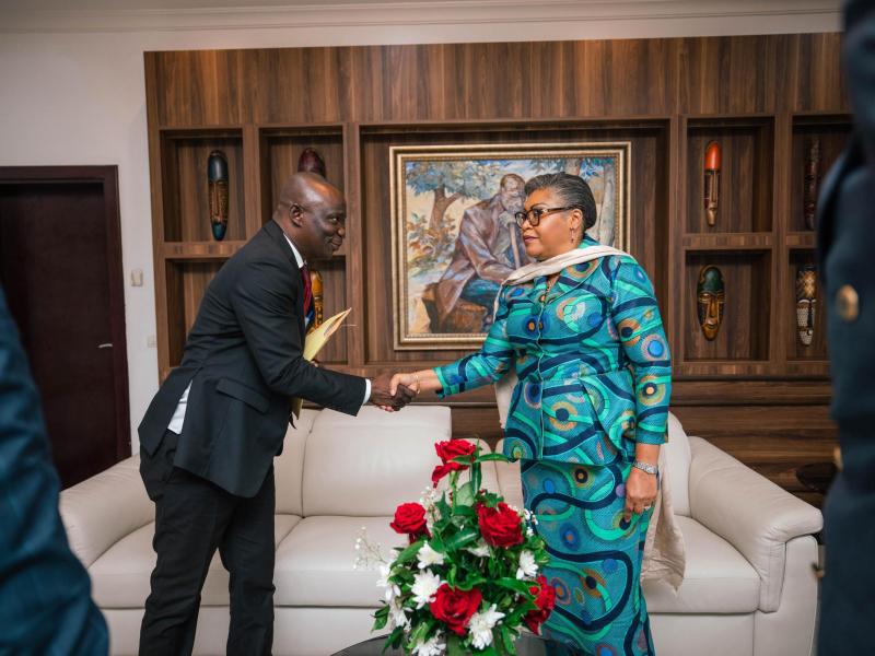 Poignée de main entre la Première Ministre Judith Suminwa et Armand Osase, le Président de l'intersyndicale de l'ONATRA