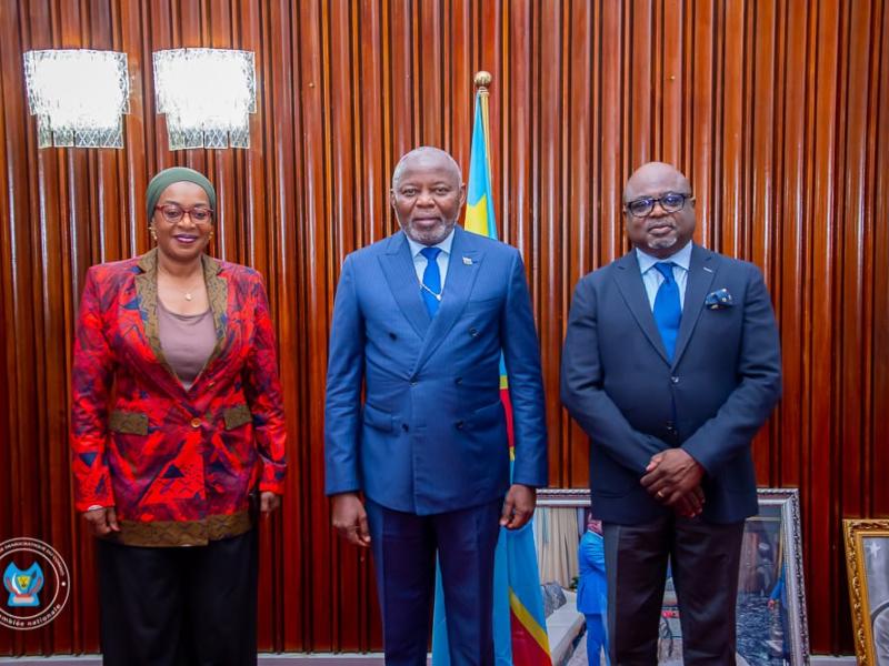 Le speaker de la chambre basse du parlement, Vital Kamerhe, placé au milieu entre les ministres de la culture Yolande Elebe et du tourisme Didier M'pambia, mardi 20 mai 2025
