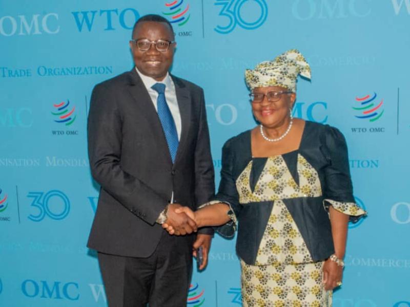 Poignet de main entre Julien Paluku Kahongya, ministre congolais du commerce extérieur et Ngozi Okonjo-Iweala,  directrice générale de l’OMC