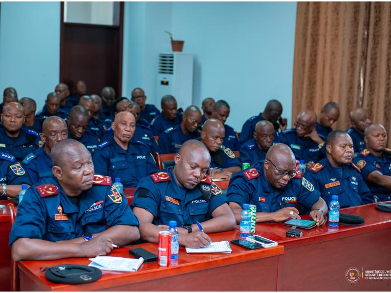 Des officiers de la Police nationale congolaise en réunion de prise de contact avec le VPM Jacquemain Shabani