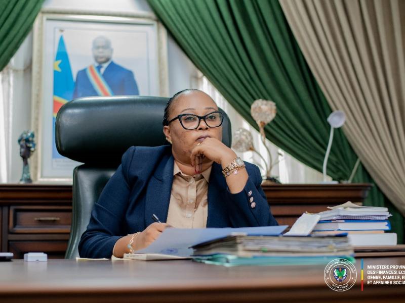 La ministre provinciale Yvette Tembo Kulemfuka en pleine réunion avec les partenaires impliqués dans la campagne de la vignette automobile