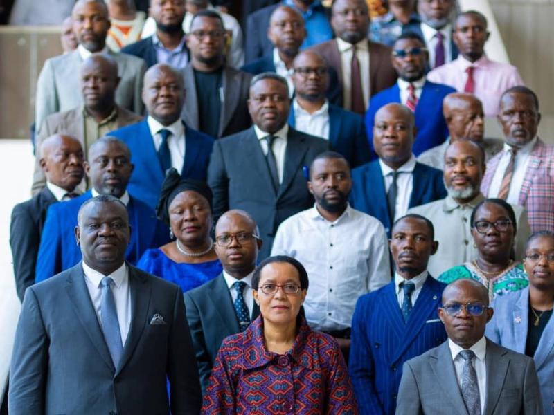 La ministre Raïssa Malu accompagnée de ses collègues Augustin Kibasa, Jean-Pierre Kezamudru et d’autres acteurs clés lors du lancement de l’atelier sur l’élaboration de la politique et stratégie nationales en matière d’intégration des TIC dans l’éducation en RDC