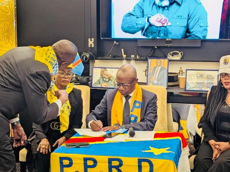 Le coordonnateur du PPRD Schengen, Nharly Amisi (assis au milieu) entouré de quelques cadres