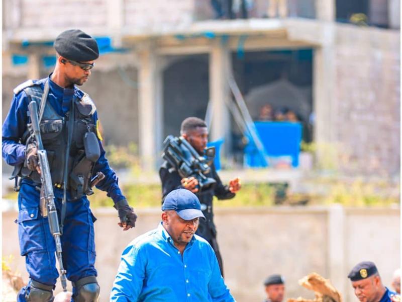 Le VPM Shabani lors d'une visite d'inspection à la baie de Ngaliema à Kinshasa