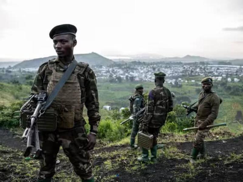 Des hommes armés en patrouille dans les collines de la province du Nord-Kivu [photo d’illustration]