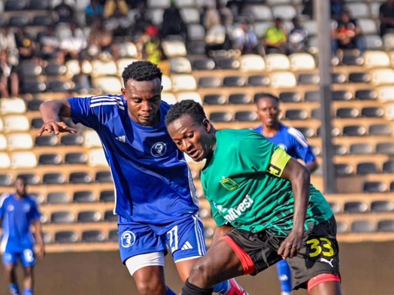 Le milieu du terrain et capitaine de VClub, Merveil Kikasa en duel avec un joueur du CS Don Bosco, au Stade TP Mazembe.