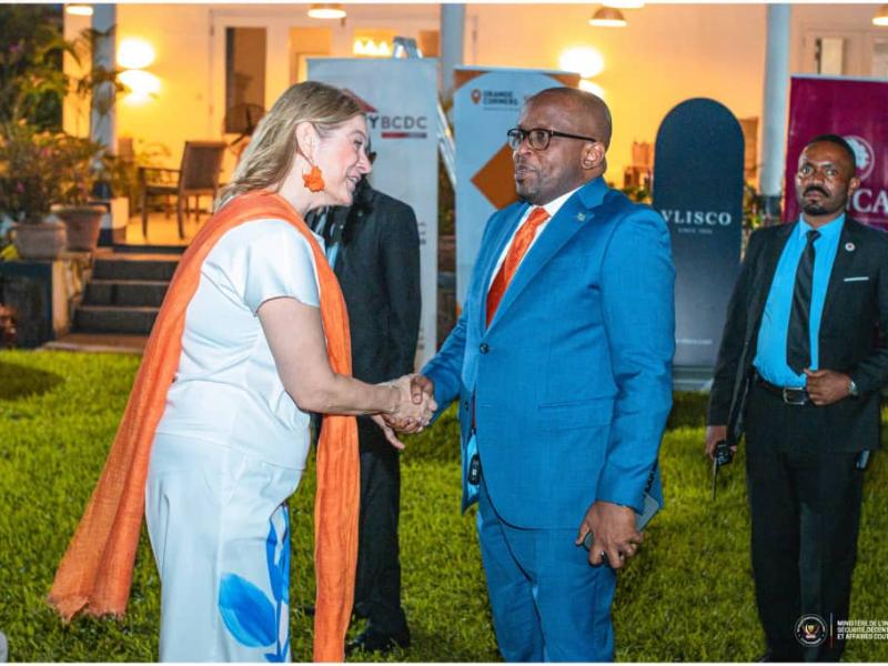 Le VPM de l'Interieur Jacquemain Shabani serrant la main de l'ambassadrice du Royaume des Pays-Bas