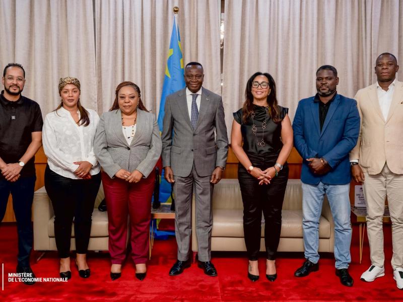 Le VPM Daniel Mukoko Samba entouré des représentants des entreprises angolaises CRIMERA LOGISTICS et CRESCENS TRI.