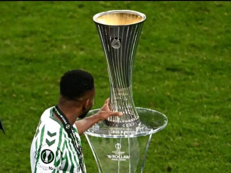 Cédric Bakambu touche le trophée de Ligue Conférence après la finale perdue face à Chelsea.
