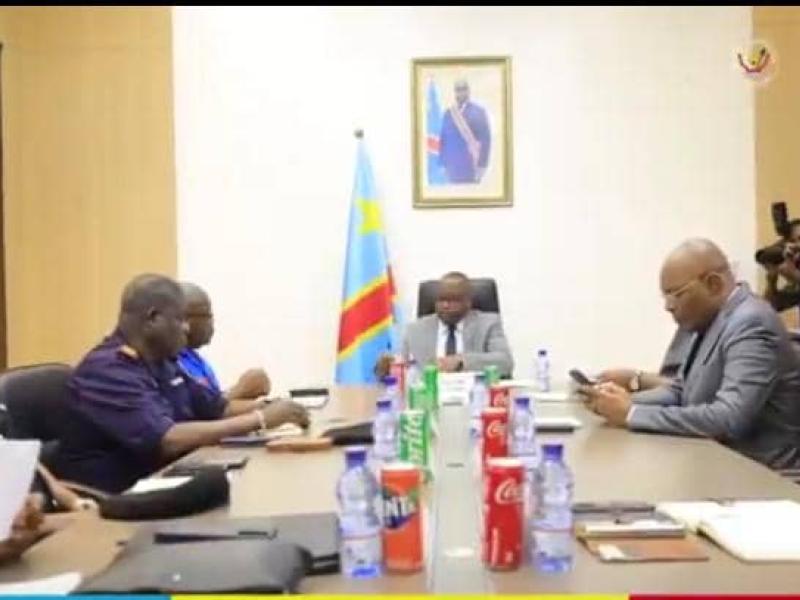 Le VPM Shabani lors d'une réunion avec les responsables de la PNC, des FARDC ainsi que les autorités de la province de Kinshasa