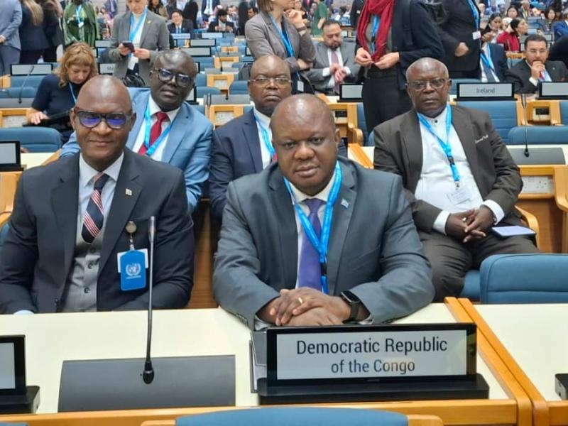 Devant le ministre de l'urbanisme et Habitat Crispin Mbadu [photo d'illustration]