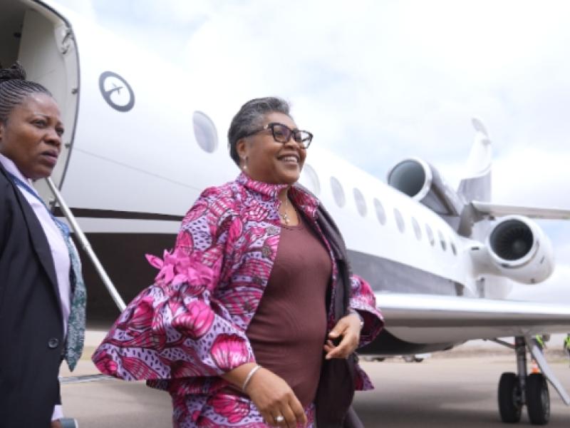 Arrivée de la Première Ministre, Judith Suminwa Tuluka à l'aéroport national de Kolwezi
