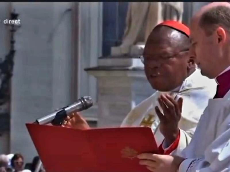 Le cardinal Fridolin Ambongo préside la prière du port du pallium au Vatican
