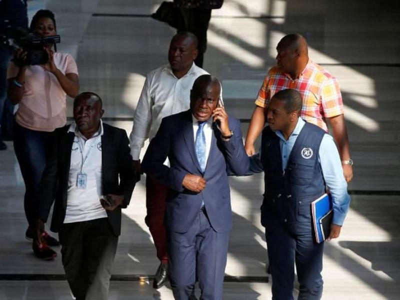 L'opposant congolais entouré de quelques membres de son parti politique