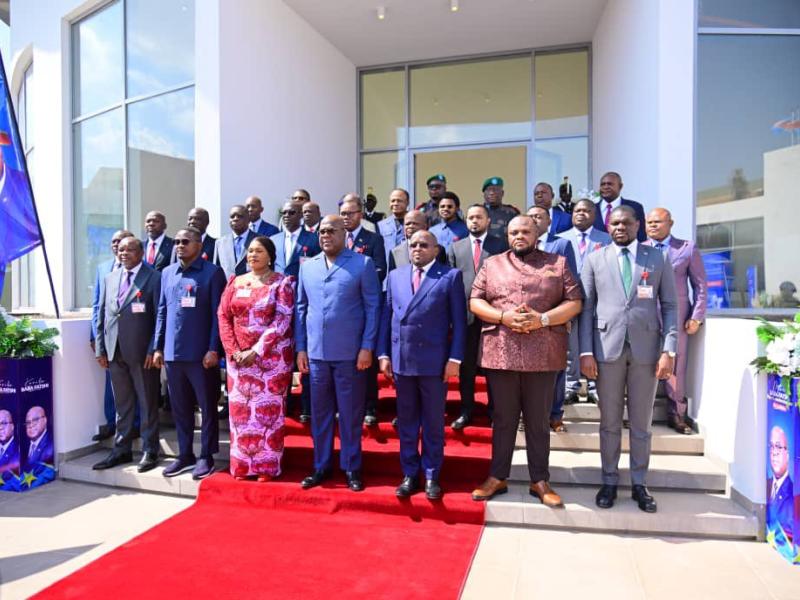 Le chef de l'État Félix Tshisekedi et les gouverneurs des provinces, mardi 10 mai 2025