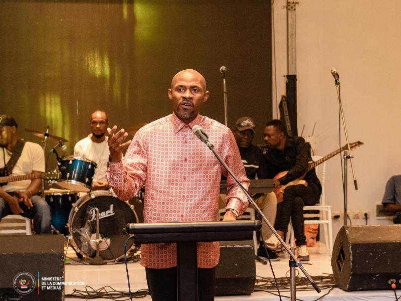 Crise en RDC : le ministre Patrick Muyaya dénonce la guerre informationnelle et plaide pour la fraternité entre peuples  Par Serge Mavungu   Le ministre de la Communication et Médias, Patrick Muyaya, a clôturé samedi 31 mai 2025, à Kinshasa, l’événement "Rencontres - Culture - Mémoire - Fraternité", organisé par l’association Amour et Solidarité de Paris, sous le haut patronage du président de la République.  Tenue durant quatre jours à Sultani River, cette rencontre visait à promouvoir une image positive e
