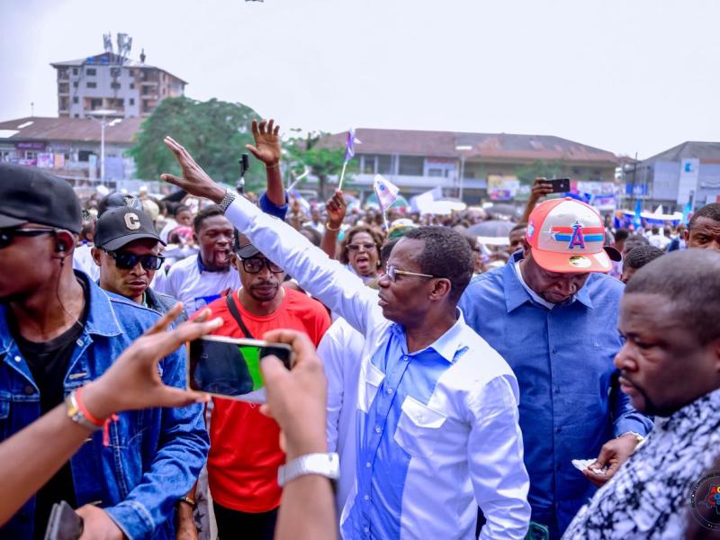 Le député Eliezer Ntambwe lors du meeting organisé à Kinshasa, samedi 31 mai