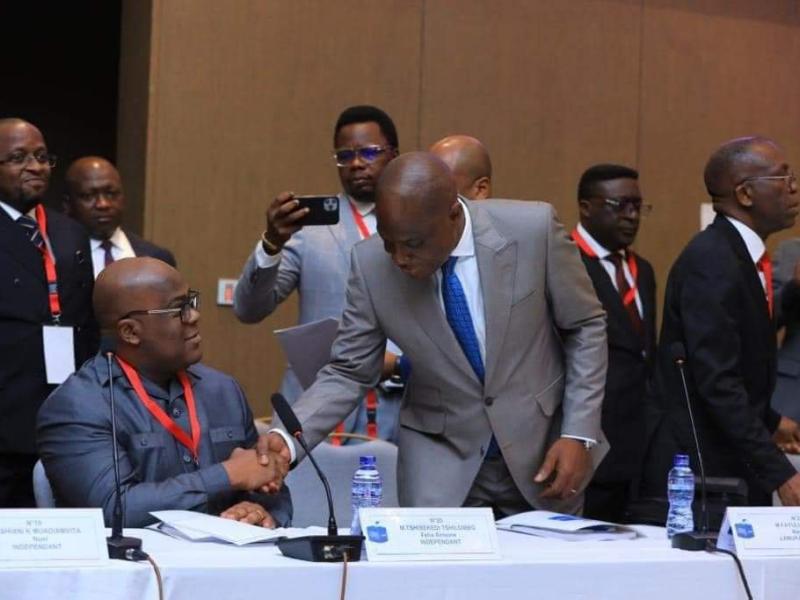 Le chef de l'État Félix Tshisekedi et l'opposant congolais Martin Fayulu lors d'une rencontre initiée par la CENI à la veille des élections du 23 décembre 2023 [ Photo d'illustration]