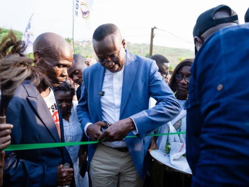 Coupure du ruban symbolique par le Vice-premier ministre, ministre de l'Économie nationale lors de la remise d'une cabine neuve de 630 KVA aux habitants du quartier Kumbi Mbengo dans la ville de Mbanza-Ngungu