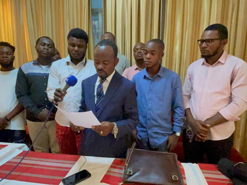 Simon Mukenge Cicéron, coordonnateur national de la  Fédération des Forces Vives de  la Nation, lors d'un point de presse à Kinshasa