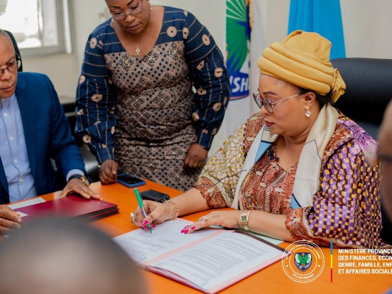 La ministre provinciale des Finances Yvette Tembo Kulemfuka en train de signer le contrat de performance