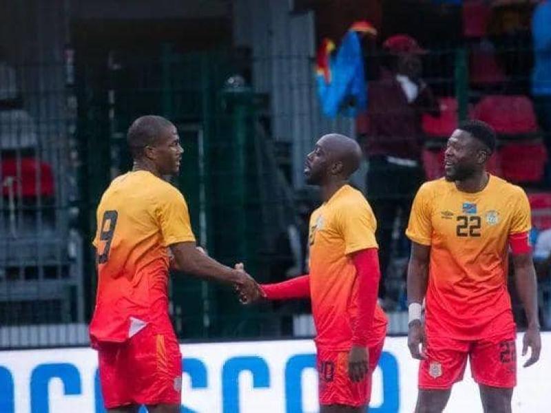 Samuel Essende entrain de serrer la main à Yoane Wissa, aux côtés de Chancel Mbemba.