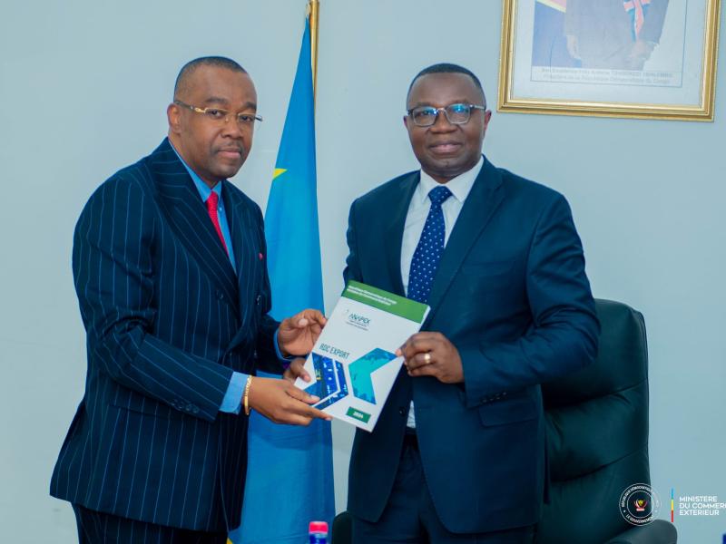 Le ministre Julien Paluku Kahongya reçoit des mains du DG de l’ANAPEX, le document RDC-Export, pour la promotion des exportations