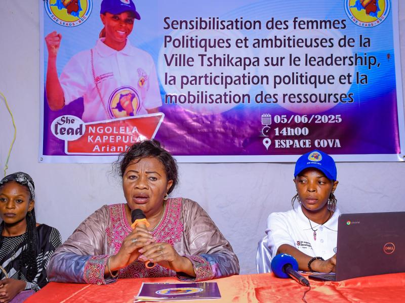 L'organisatrice de l'activité Ariana NGOLELA avec la ministre principale du genre, famille et enfants, Madame Alphonsine Bundu lors de l'activité