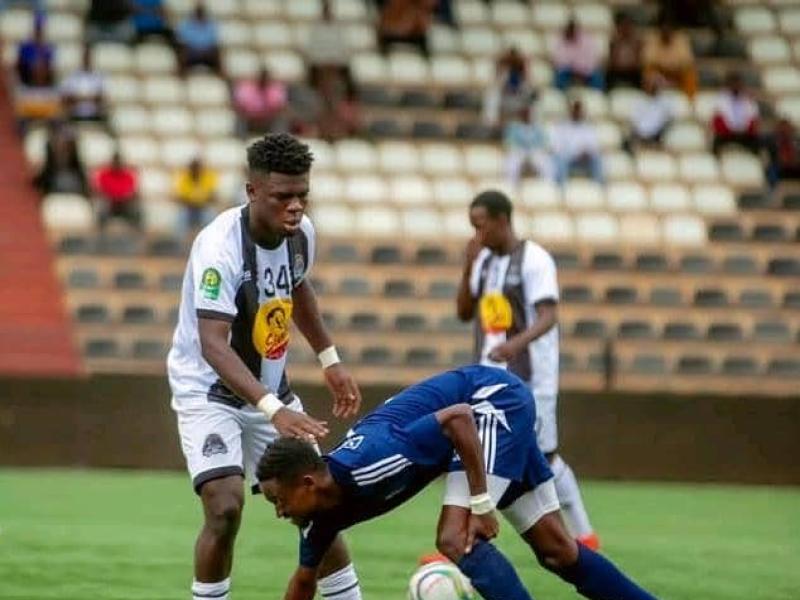 Un joueur de Mazembe en duel avec celui de Don Bosco, à Kamalondo.