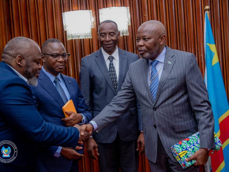 Le speaker de la chambre basse du parlement Vital Kamerhe et les membres de la commission spéciale chargée de contrôler la Gecamines, mardi 10 juin 2025