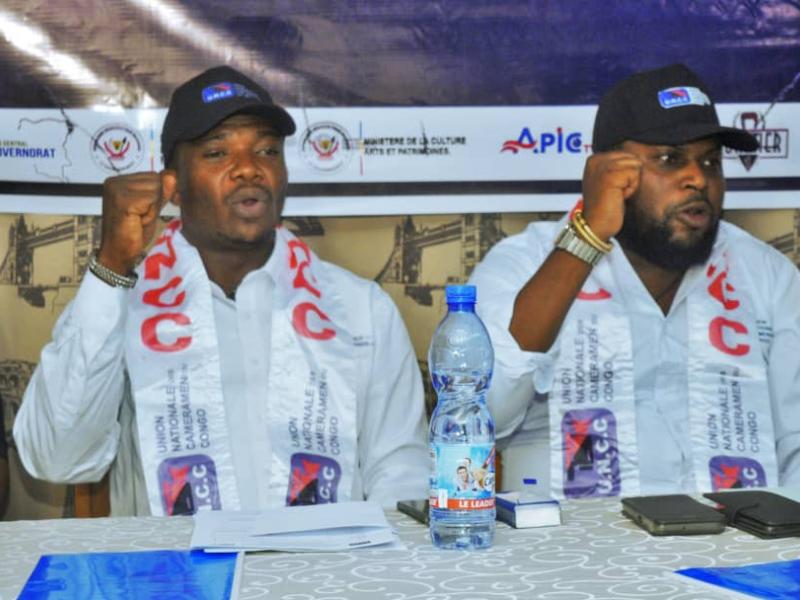 Merci Kamalandua, Président de l'Union Nationale des Cameramen du Congo, à droite de la photo