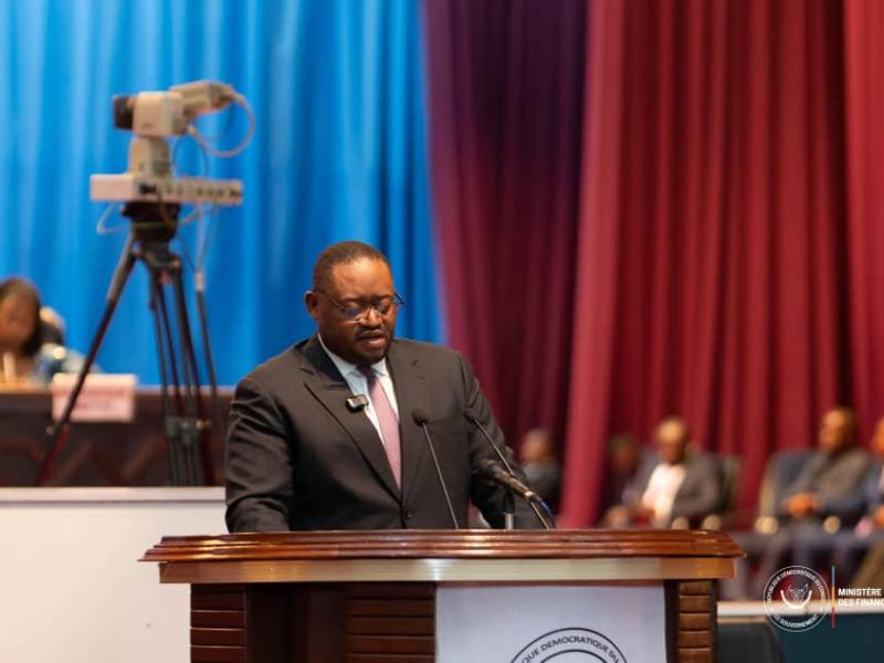 Le ministre des finances Doudou Fwamba Linkunde li- botayi devant l'assemblée nationale pour la validation de huit projets de loi de ratification des accords de crédit, mardi 10 juin 2025