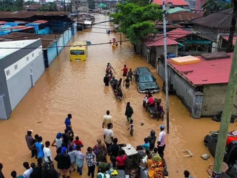 Une photo prise à Kinshasa montrant des maisons inondées sur les rives de la rivière Ndjili après des pluies torrentielles dans la capitale de la RDC