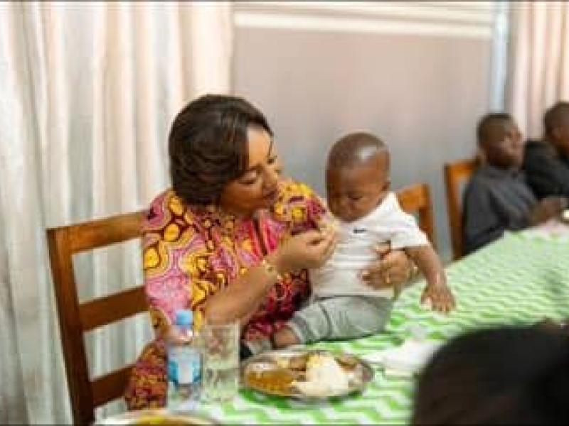 La Première Dame Denise Nyakeru partage un repas avec les enfants de l’orphelinat portant son nom à Kolwezi