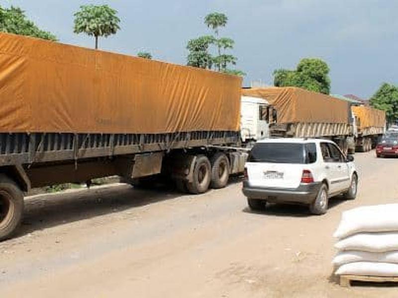 Embouteillage causé par des camions remorques stationnés devant la Minoterie de Kinshasa attendant leurs déchargements. Photo : Radio Okapi (archives 2013)
