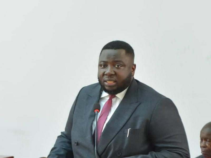 Ministre provincial des Travaux publics, Alain Tshilungu, au cours d'une plénière, à l'Assemblée provinciale de Kinshasa.