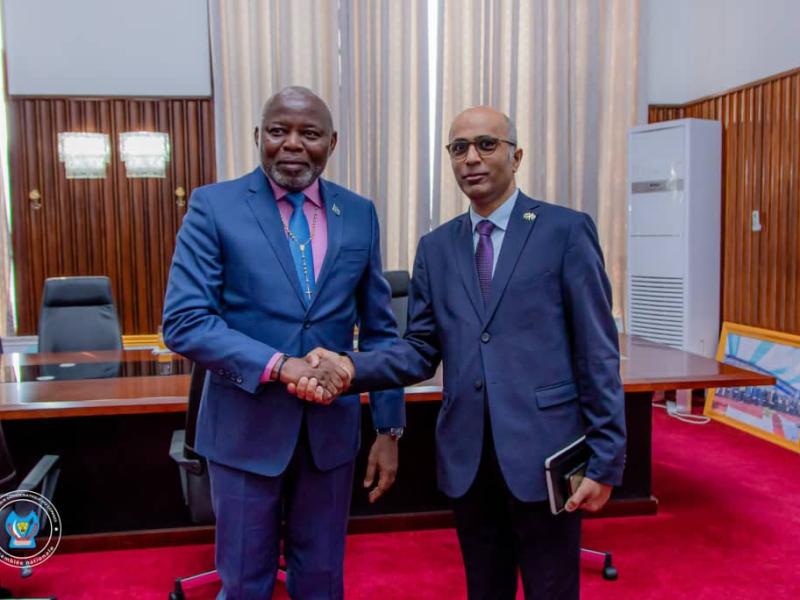 Poignée de mains entre Vital Kamerhe, président de l’Assemblée nationale de la RDC, et Fabrice Basile, chargé d’affaires a.i. de l’Union européenne à Kinshasa.