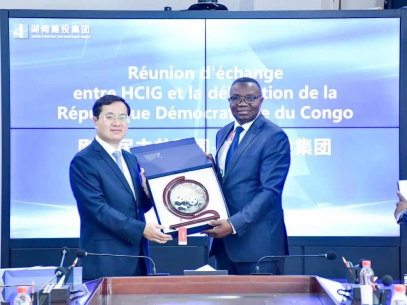 Tang Ding, Directeur général de l’entreprise chinoise Hunan Construction Investment avec Julien Paluku Kahongya, ministre congolais de Commerce extérieur