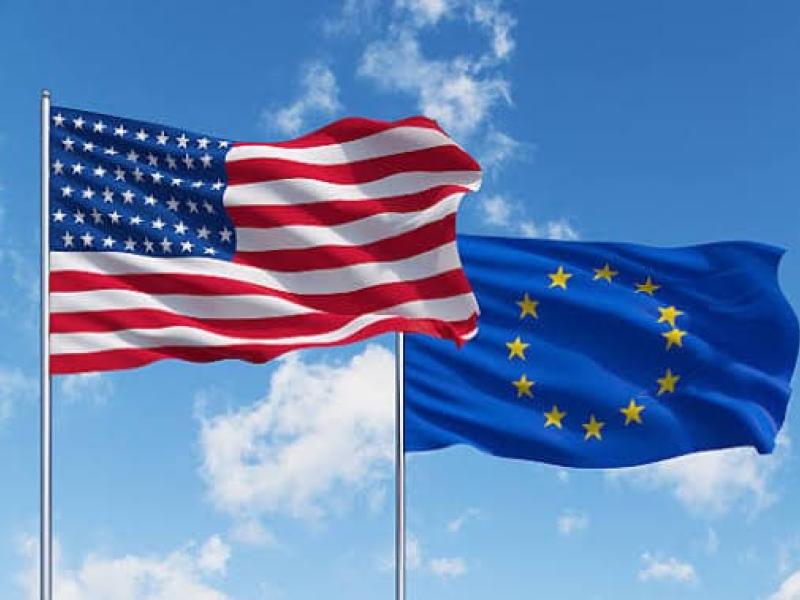 Les drapeaux des États-Unis et l'union européenne [photo d'illustration]