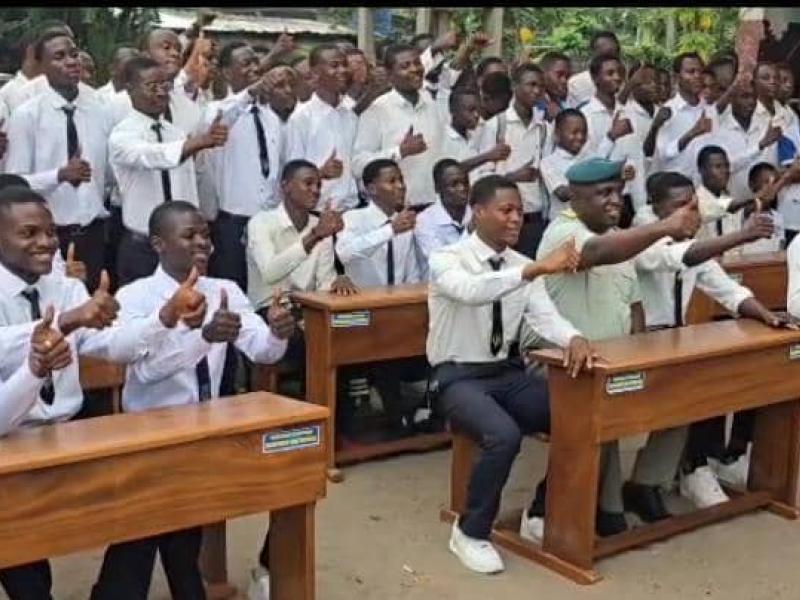 Un membre du Service National et plusieurs élèves du collège Saint Théophile de Lemba.