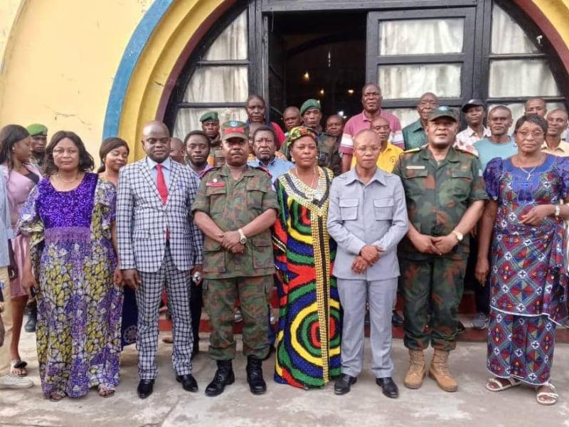 Les lieutenant-général Ychalingoza Nduru Jacques avec les étudiants des établissements d’enseignement supérieur de Kindu en province de Maniema