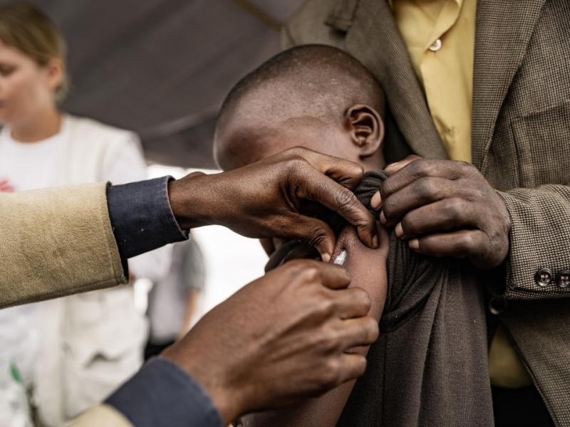 Un enfant vacciné contre la rougeole [photo d'illustration]