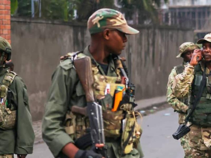 Des éléments du M23-AFC escortent leur porte-parole militaire Willy Ngoma lors d'une patrouille à Goma, le 29 janvier 2025 [photo d’illustration]