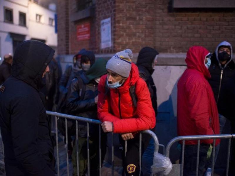 La file d’attente des migrants pour l’enregistrement de leur demande d’asile devant le centre d’arrivée de l’agence belge pour l’accueil des demandeurs d’asile [photo d’illustration]