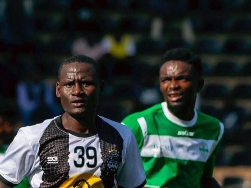 Un joueur de Mazembe et celui du DCMP, à Kamalondo.