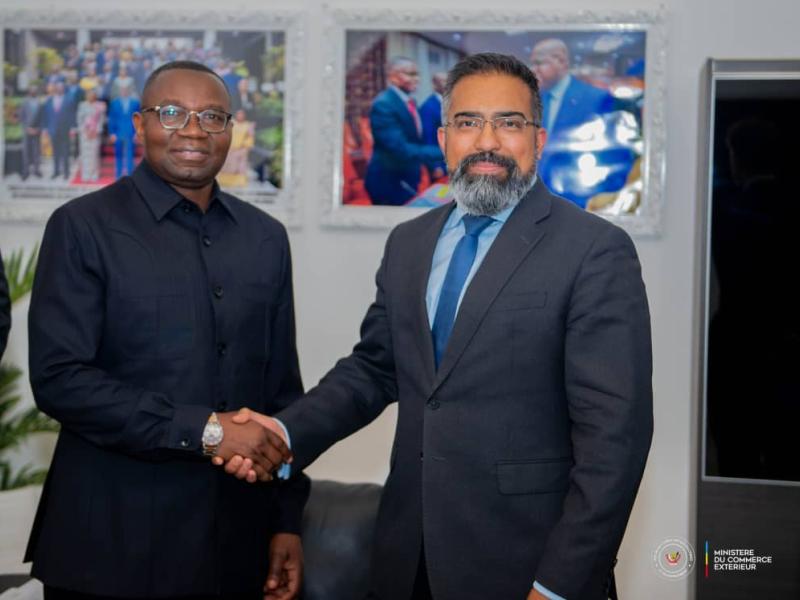 Poignée de main entre le ministre congolais du Commerce extérieur, Julien Paluku Kahongya, et Kumar Iyer, ambassadeur désigné du Royaume-Uni auprès des Nations Unies, de l’OMC et d’autres organisations internationales à Genève